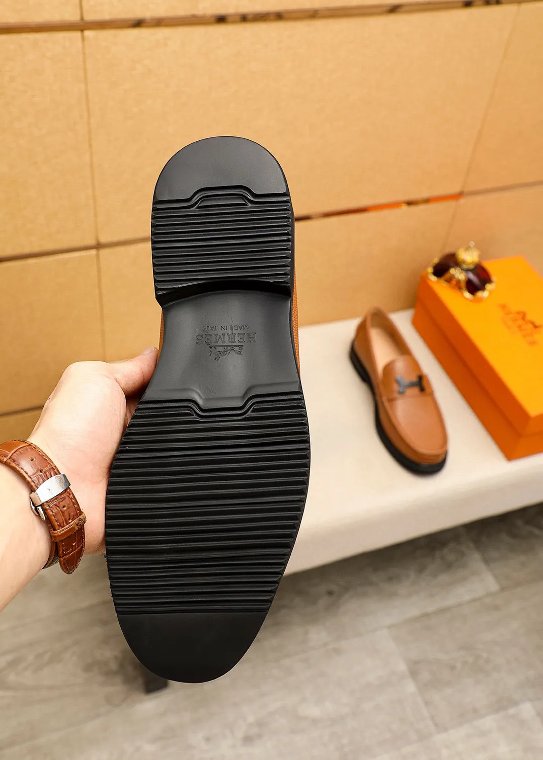 Men's shoes 💰460 💐 Product trademark: HERMES "Hermès" casual leather shoes Regular size: 39-44 (38.45🉑️customized) Product materials: Selected imported first-layer cross-grain cowhide upper + luxury hardware buckle, imported water-dyed cowhide lining. Strong three-dimensional visual effect, non-slip and wear-resistant rubber outsole Color: 4⃣️colors available